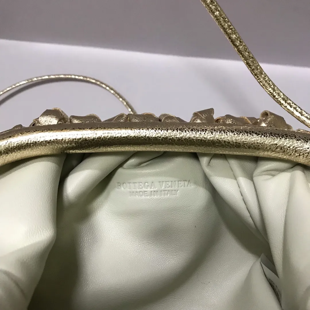 Batch 1260 Real shot 👇The pouch cloud bag is the first series designed by former Celine designer Daniel Lee after joining BV. The upper body is extremely ecstatic ~ fashionable and classy ~ elegant and concise, lazy and intellectual size: 23*13*8 [Little cloud woven small grid#]